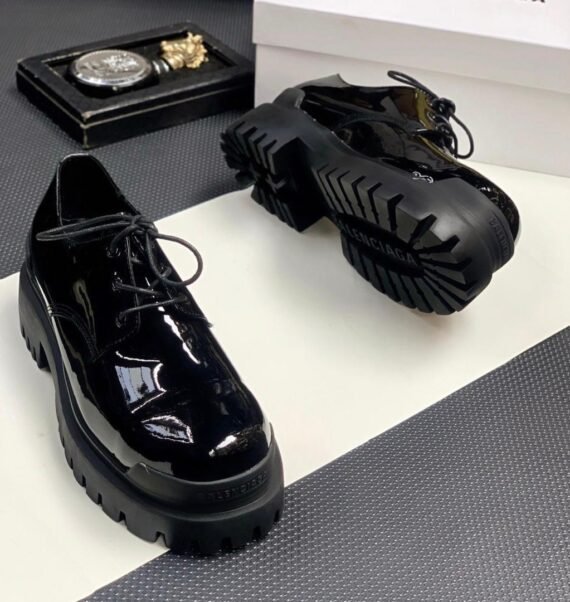 Buy trendy type Balenciaga shoes and explore the best online store for clothes and shoes.